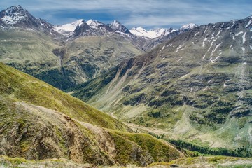 Dolina i szczyty alpejskie w austriackim Tyrolu, letnie wspinaczki górskie w słoneczną pogodę - obrazy, fototapety, plakaty