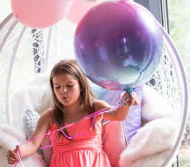 Urodziny dziecka, balony, zabawa, kinder bal, dziewczynka z balonem - obrazy, fototapety, plakaty