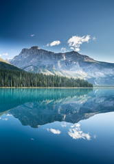 Schöner smaragdgrüner See, Yoho-Nationalpark, Britisch-Kolumbien, Kanada © surangaw