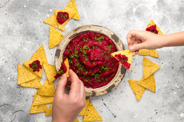 Beetroot hummus with nachos