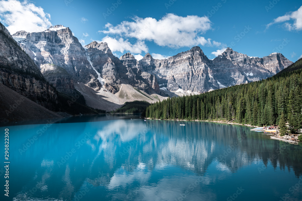 Wall mural beautiful moraine lake in banff national park, alberta, canada