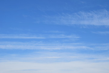 Schleierwolken am blauen Himmel