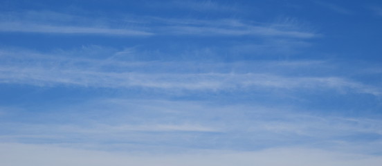Schleierwolken vor blauen Himmel