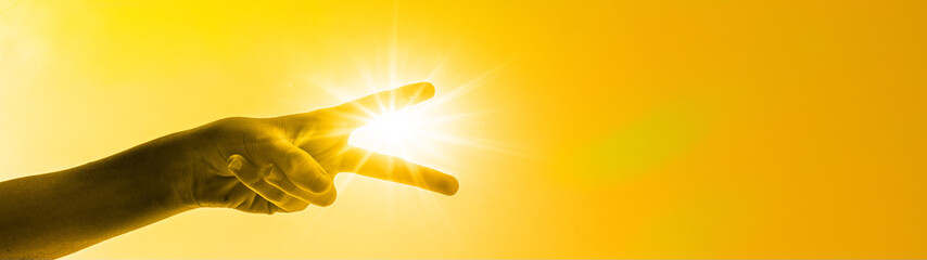 Hände formen Victory-Zeichen - Hintergrund gelber Himmel mit Sonne
