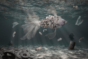 Fisch aus Plastik Müll schwimmt in eine verschmutzte Ozean, Konzept der Globale umwelt Verschmutzung  - obrazy, fototapety, plakaty