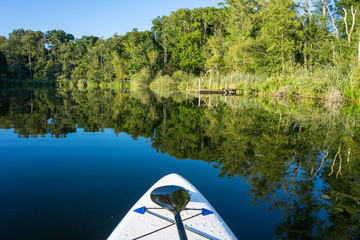 Stand Up Paddling in der Abendsonne: Dahingleiten auf einem wunderschönen Fluß in Oberbayern