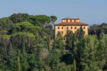 Fototapeta na wymiar Beautiful Tuscan manor house surrounded by a park in Tuscany, Italy