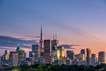 Fototapeta premium Widok na miasto Toronto z Riverdale Avenue w nocy. Ontario, Kanada