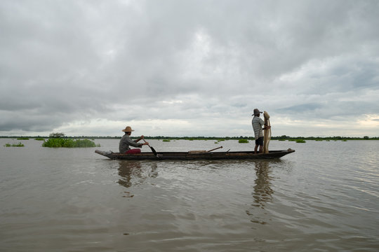 Pescadores en canoa 