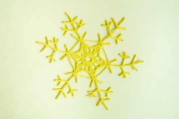 Obraz premium Crochet christmas snowflakes hanging on wooden wall