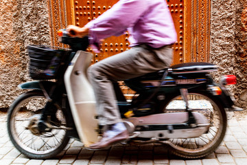 Roller-Fahrer in Marrakesch