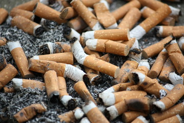 Nahaufnahme von ekelhaften Zigarettenkippen und Asche