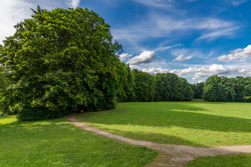 Bayerische Landschaft unter blauem Himmel mit Schäfchenwolken