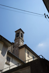 Fototapeta na wymiar Campanile d'une église en Italie, architecture classique