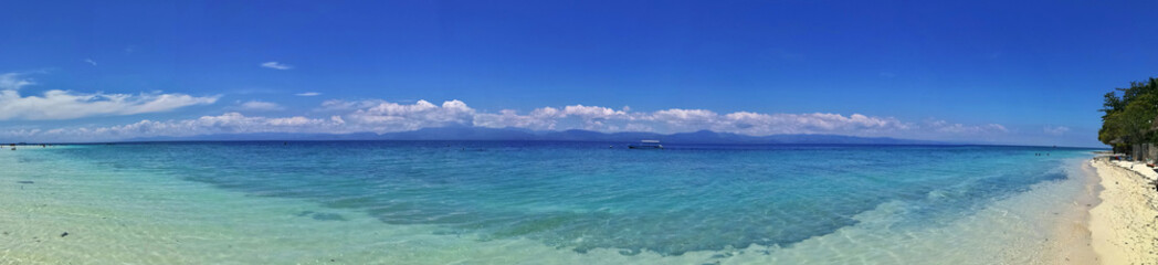 Fototapeta na wymiar White Sand Beach and the turquoise ocean in Moalboal, Cebu, Philippines