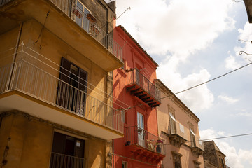 Fototapeta na wymiar Façades d'immeubles colorés en Italie