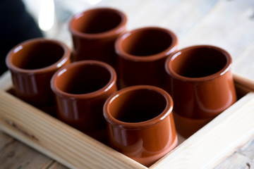 Tarros de cerámica sobre bandeja de madera