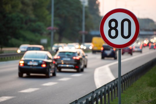 80km/h Speed limit sign a highway full of cars