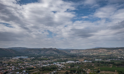 Paisagem de nuvens dramáticas por cima da cidade