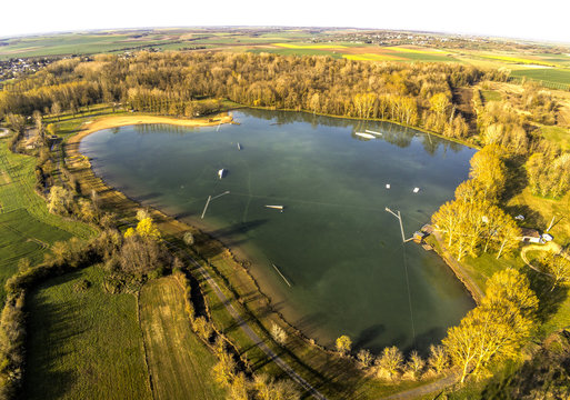 Lac de Moncontour dans la Vienne vu du ciel - France