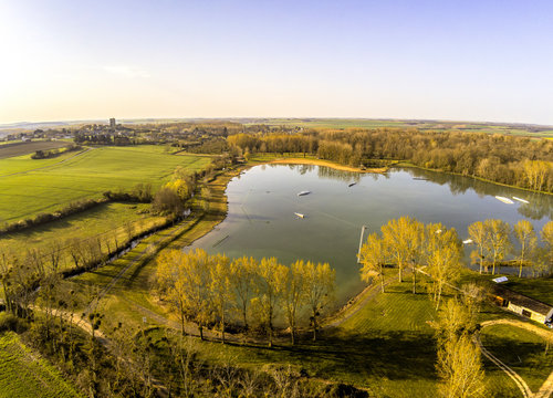 Lac de Moncontour dans la Vienne vu du ciel - France