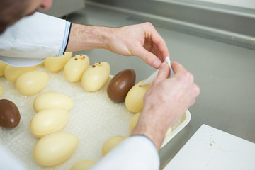 Obraz na płótnie Canvas preparing chocolate easter eggs