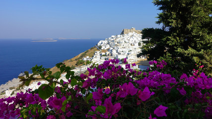 Obraz premium Picturesque castle of Astypalaia island as seen through beautiful bougainvillea in blossom, Dodecanese, Greece