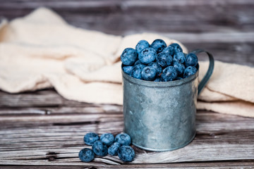 Myrtilles dans un pot en métal