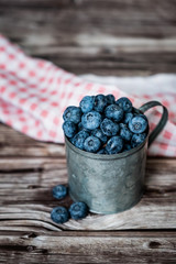 Myrtilles du jardin dans un pot en métal