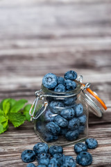 Myrtilles du jardin dans un pot en verre