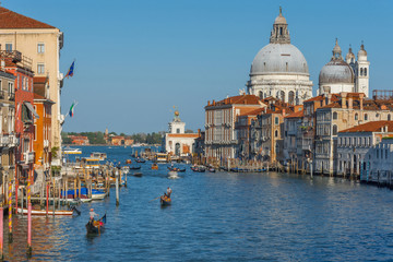 Naklejka premium Piękny widok wenecki z Canal Grande, Bazyliką Santa Maria della Salute i tradycyjnymi gondolami w Wenecji, Włochy