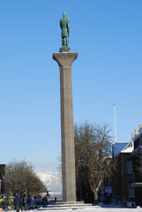 Obelisk undDenkmal vom Trondheimer Stadtgründer Wikinger König Olav I. Tryggvason in der Hauptstraße der Stadt Trondheim Norwegen Europa 