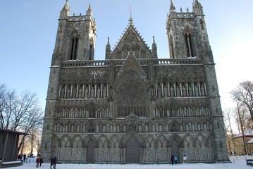 Fototapeta premium Trondheim Nidarosdom Dom Kathedrale Norwegen Kirche Fassade Westfassade Portal Bischofskirche Hochgotik Skulpturen Statuen Gotik Speckstein Kassettenfassade Trondhjem Bistum Nidaros Hauptportal 