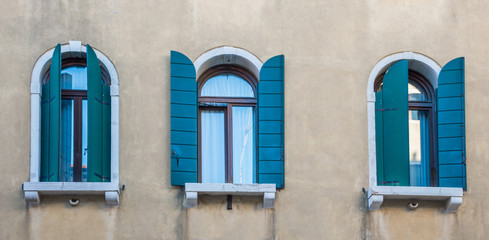 Obraz premium Old vintage windows in Venice, Italy.