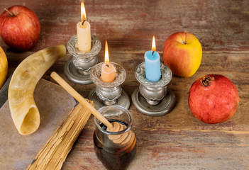 Shofar and tallit with glass honey jar and fresh ripe apples. Jewish new year symbols. Rosh hashanah