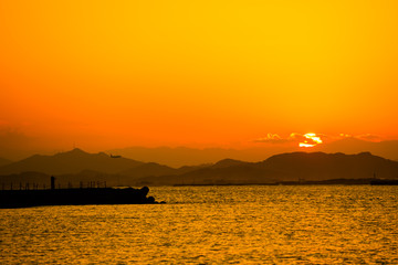 Naklejka premium 太陽と飛行機と海