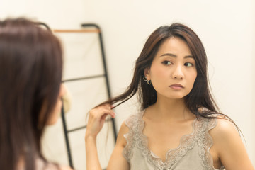 鏡を見る女性　ビューティーイメージ