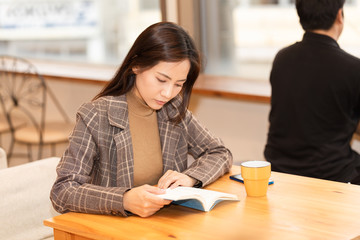 カフェで読書をする女性