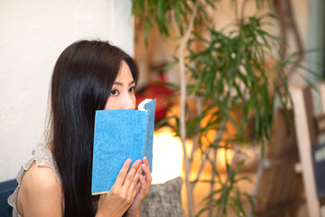 自宅で本を読む女性