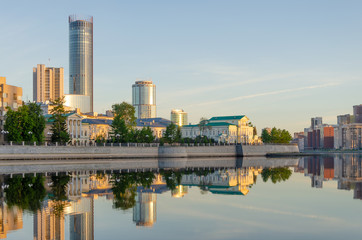 Fototapeta na wymiar Russia.Yekaterinburg. City pond.