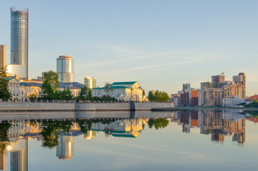 Fototapeta na wymiar Russia.Yekaterinburg. City pond.