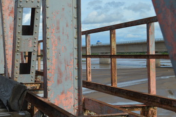 puente de metal abandonado en día soleado