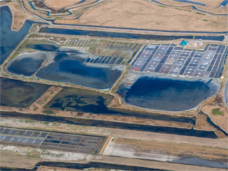 vue a&eacute;rienne de marais salants sur l'&icirc;le de Noirmoutiers en France