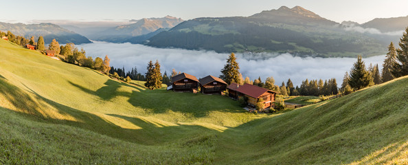 Bergpanorama mit Nebel im Tal