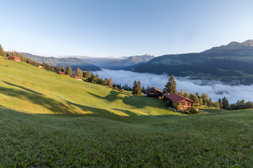 Sonnenaufgang in den Bergen mit Nebel im Tal