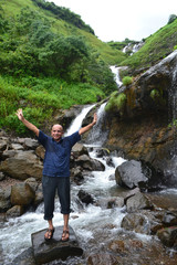 Obraz premium happy old man enjoying at waterfall