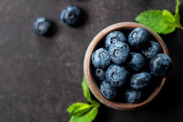 Petit pot de myrtilles et menthe fraiche	