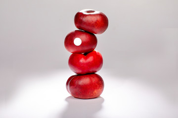 4 nectarines empilées