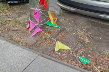 kaputte Wimpel und Fahnen auf dem Boden nach einem Fest