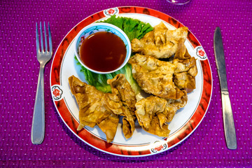 Assiette asiatique avec sa sauce
